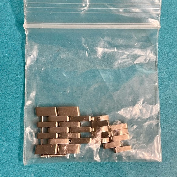 Tiffany & Co. Unisex Watch Classic Roman Numeral Design. Needs new battery. - Picture 12 of 12